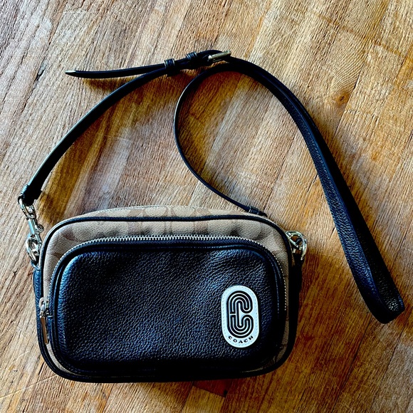 Handbags - LIKE NEW! 𝐂𝐎𝐀𝐂𝐇 ‘𝐂𝐨𝐮𝐫𝐭‘ 𝐂𝐫𝐨𝐬𝐬𝐛𝐨𝐝𝐲 in signature canvas